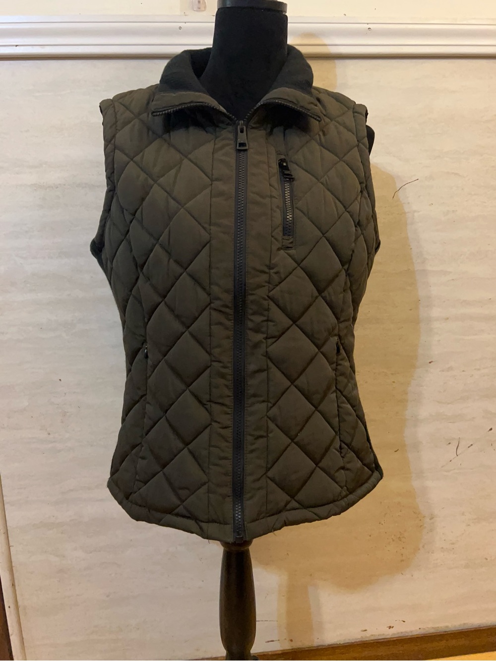 Andrew Marc women's diamond-quilted puffer vest olive green